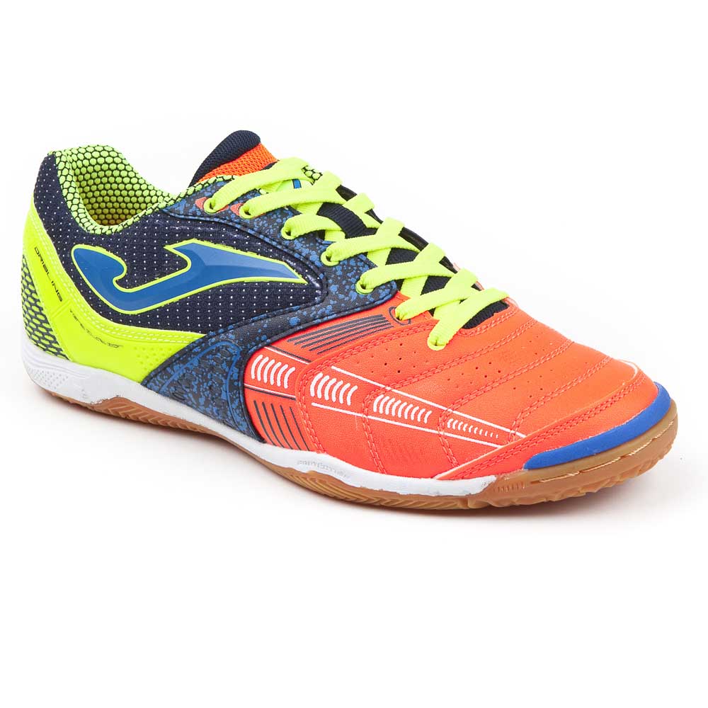 joma-dribling-in-indoor-football-shoes