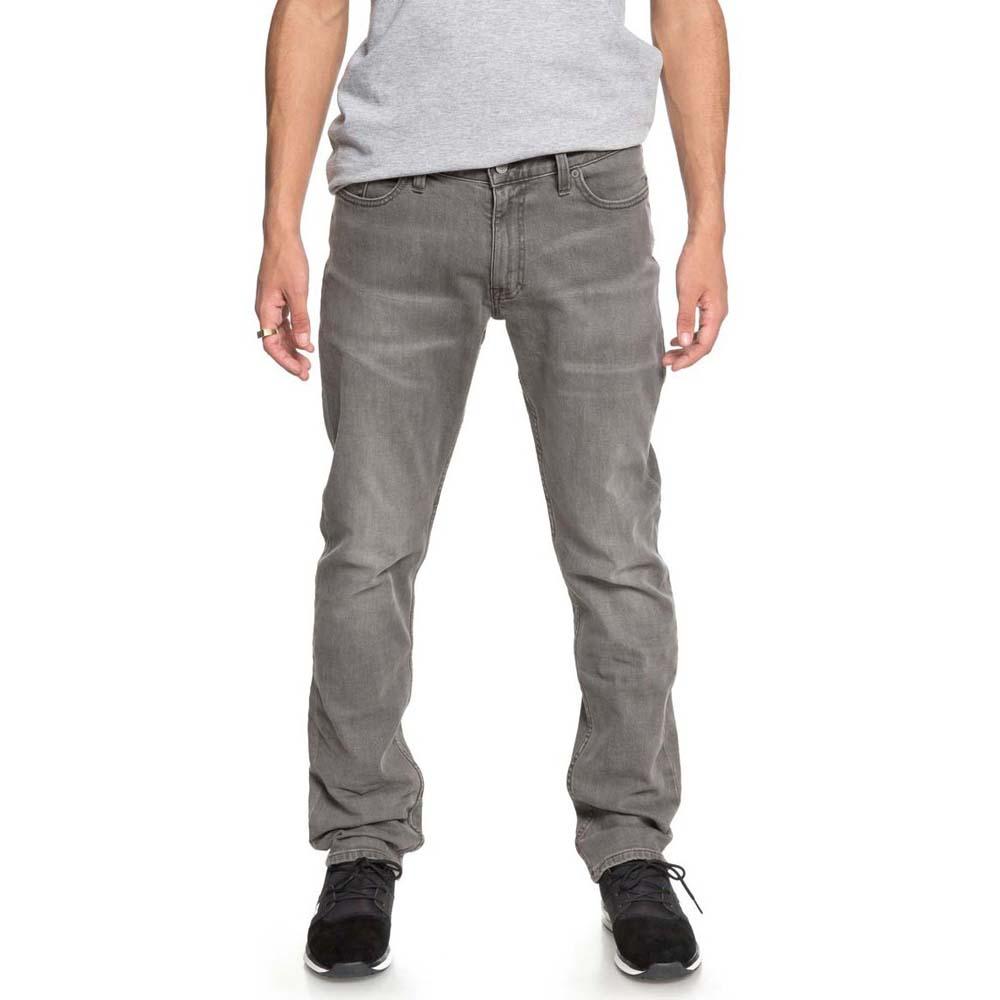 dc-shoes-worker-straight-stretch