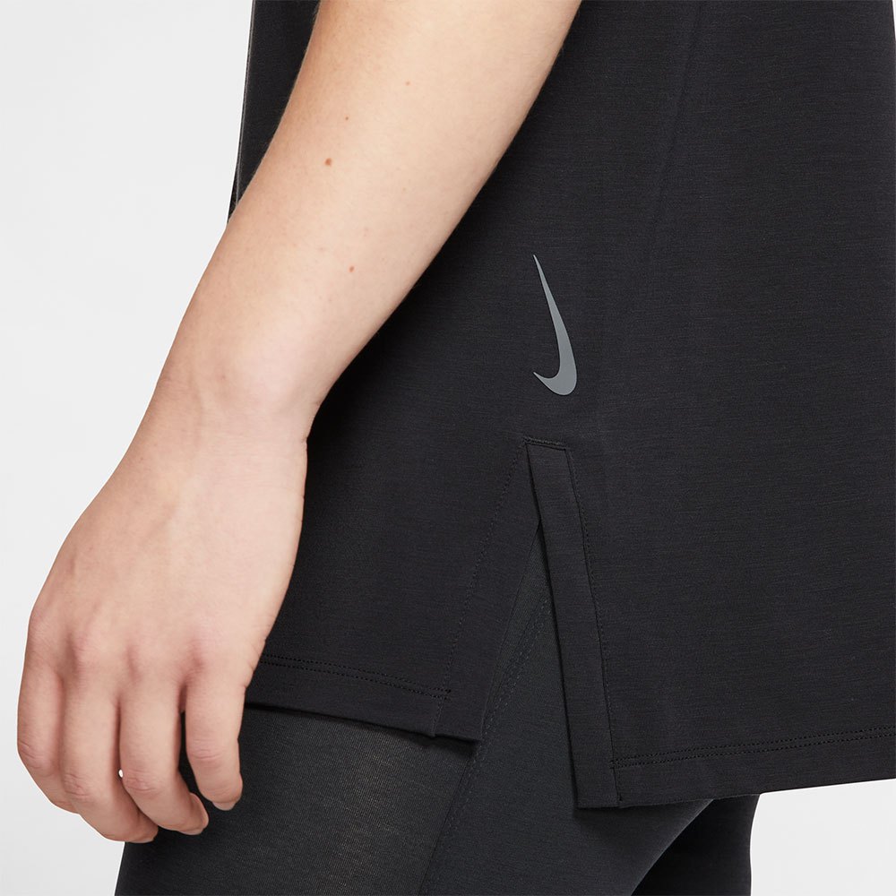 Nike Dri Fit Yoga kortarmet t-skjorte