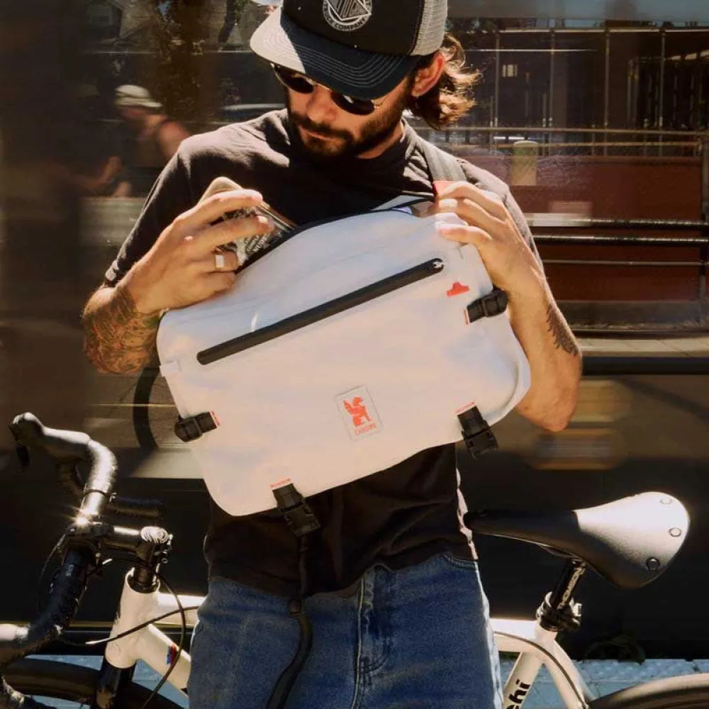 Chrome Kadet max wp crossbody, White | Bikeinn